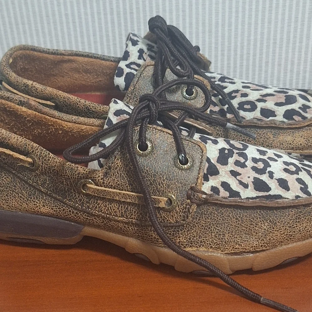 Twisted X Leopard Print Leather Boat Shoes with Brown Accents Sz. 1M